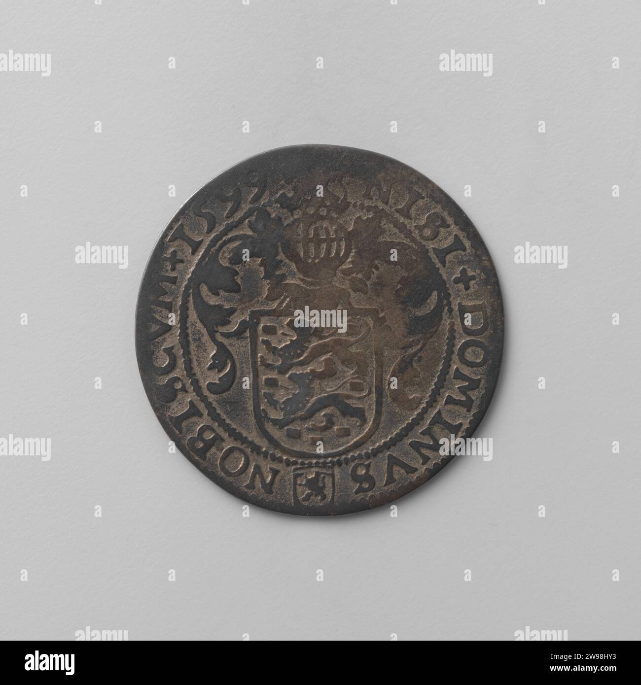 Halfed Schelling van Friesland, 1599, Stati della Frisia, 1599 monete monete d'argento. Parte anteriore: Casco con marchio del casco stemma della Frisia. Anno di inversione. Rovescio: Su una croce a fiori lunghi, stemma della Frisia non coronato. Leeuwarden argento (metallo) in percussione (lavorazione dei metalli) Foto Stock