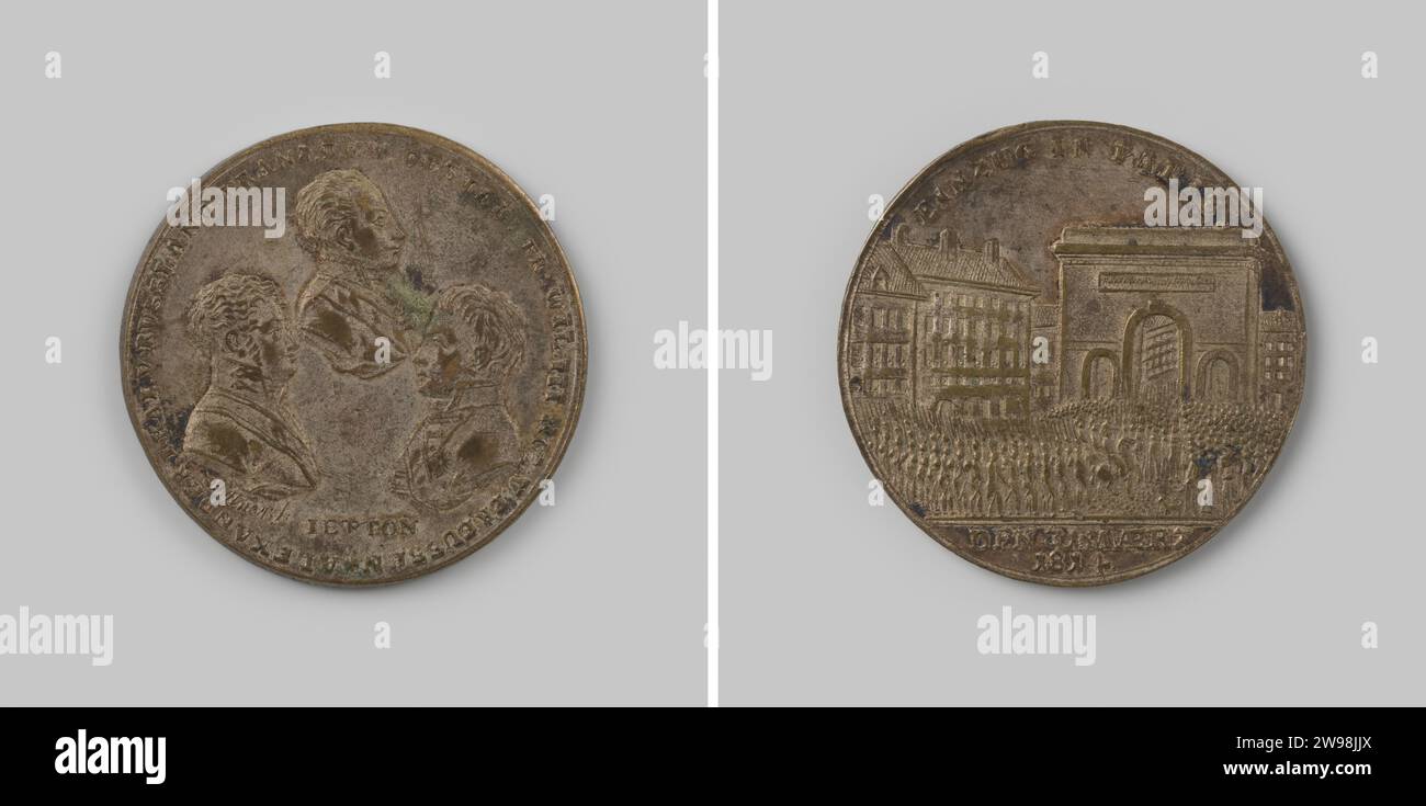 Ingresso degli Alleati a Parigi 1814, Johann Thomas Stettner, 1814 medaglia di storia Silverly Brass Medal, sul davanti i ritratti di Alexander van Russia, Frans II d'Austria e Frederik Willem III van Pruissen, con un testo modificato e ritagliato, marciando i soldati sul lato negativo attraverso un cancello di trionfo, con Omschrift e tagliare il testo. Ottone (lega) di Norimberga a percussione (lavorazione dei metalli) Foto Stock