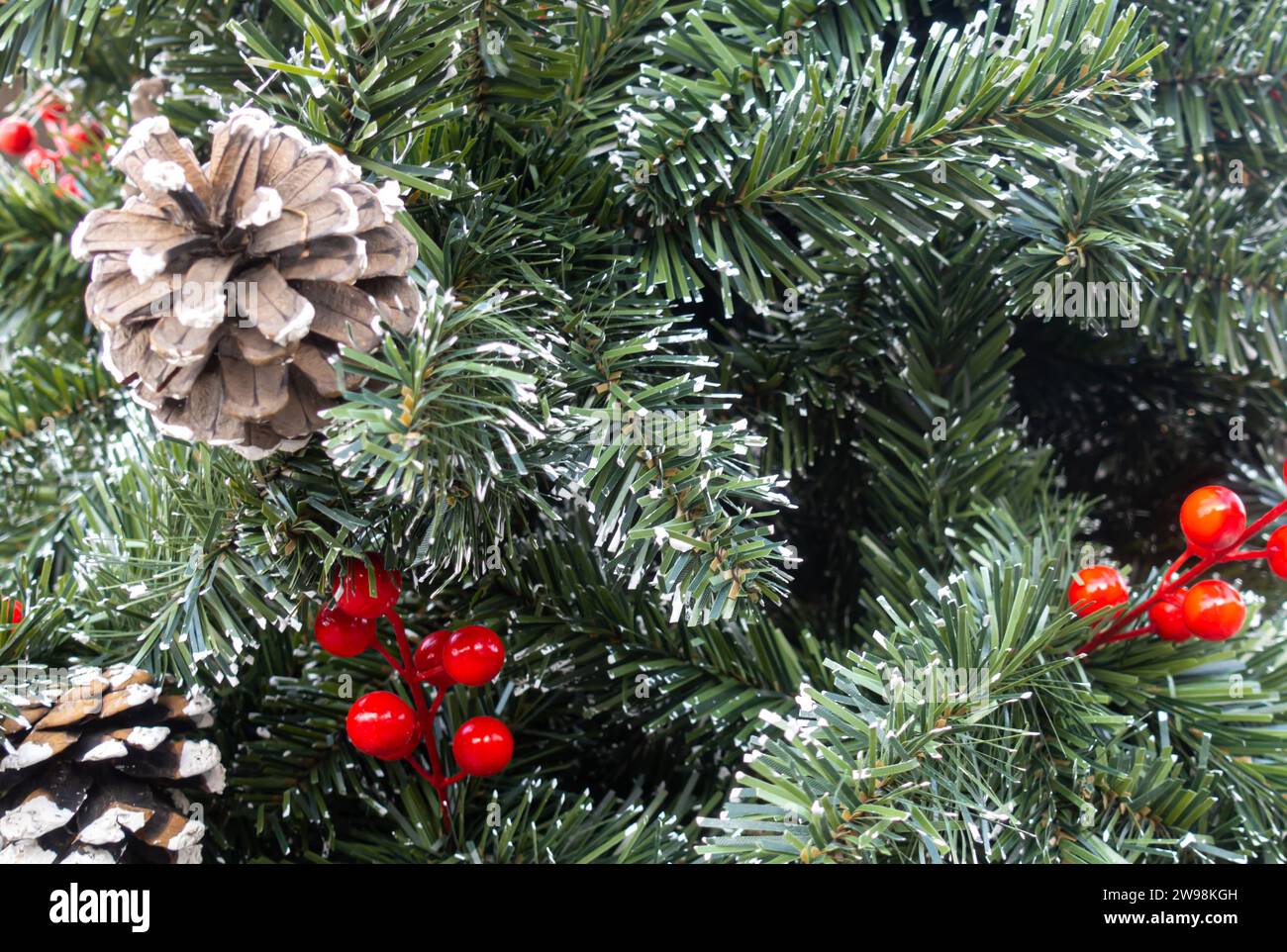 Primo piano decorato con pino di Natale artificiale. ago per pelliccia, aghi per pelliccia, ago per pino, aghi per pino, albero per aghi verde, aghi per congelamento artificiale Foto Stock