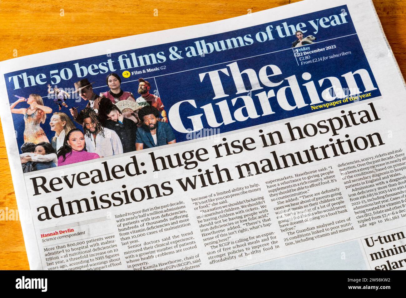 22 dicembre 2023. Il titolo della prima pagina su The Guardian legge rivelato: Enorme aumento dei ricoveri ospedalieri con malnutrizione. Foto Stock