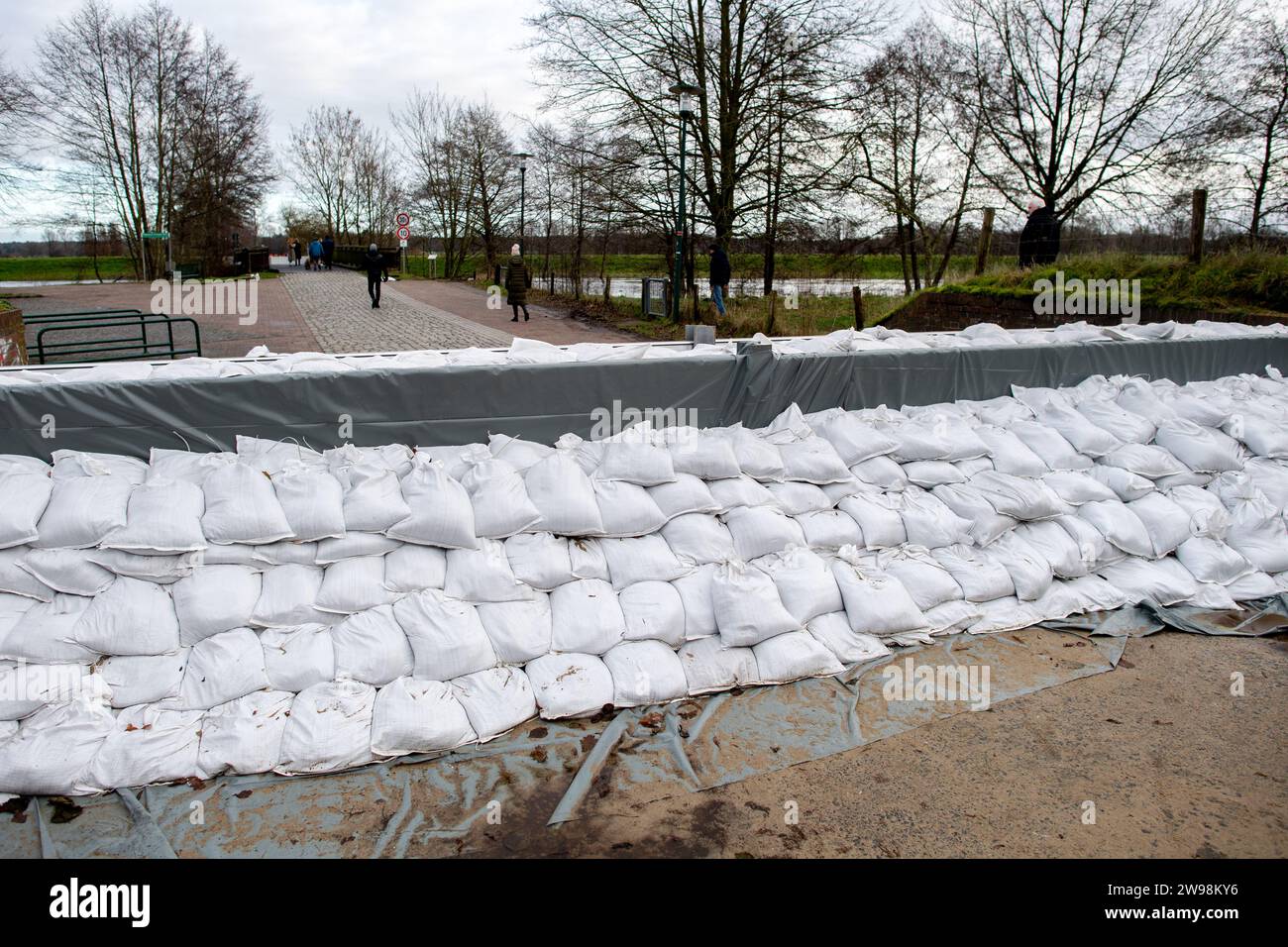 Wardenburg, Germania. 25 dicembre 2023. Numerosi sacchi di sabbia si trovano di fronte a un argine chiuso sul fiume Hunte. La situazione delle alluvioni rimane tesa in molte regioni della bassa Sassonia durante le vacanze di Natale. Credito: Hauke-Christian Dittrich/dpa/Alamy Live News Foto Stock