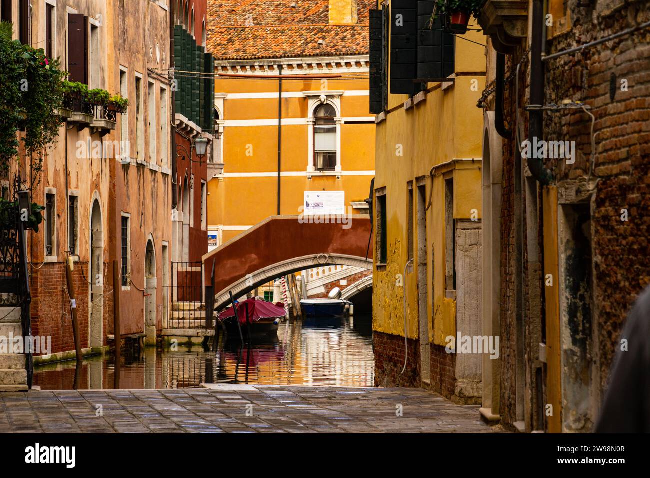 Stretto canale con barche a Venezia, Italia Foto Stock