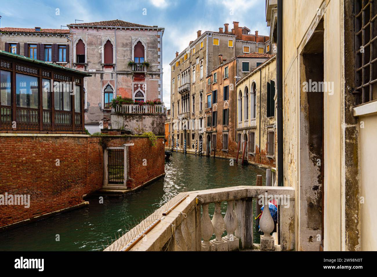 Stretto canale con barche a Venezia, Italia Foto Stock