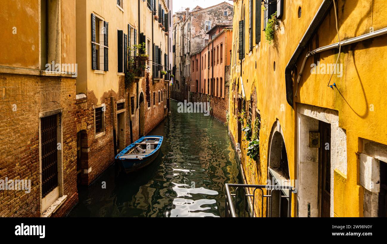 Stretto canale con barche a Venezia, Italia Foto Stock