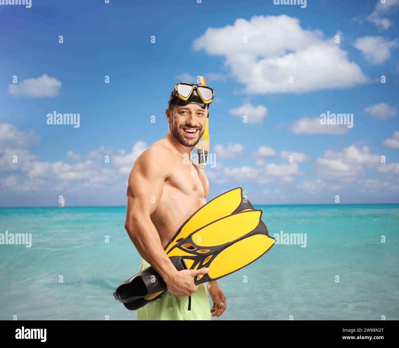 Maschera e pinne in una piscina. Nuotare gli elementi (maschere e pinne)  Sport accessori per il nuoto. Le maschere subacquee e pinne Foto stock -  Alamy