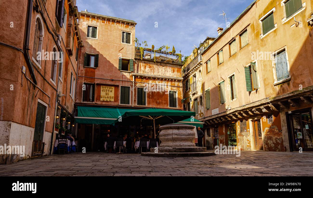 Vista dall'angolo basso della piazzetta di San Zulian a Venezia, Italia Foto Stock