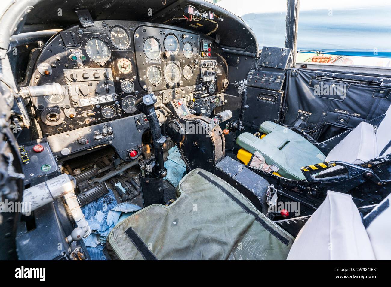 Interior, un aereo da guerra da addestramento Jet Provost RAF degli anni '1960, che mostra i sedili del pilota e del tirocinante, i comandi di volo e i bastoni di controllo Foto Stock