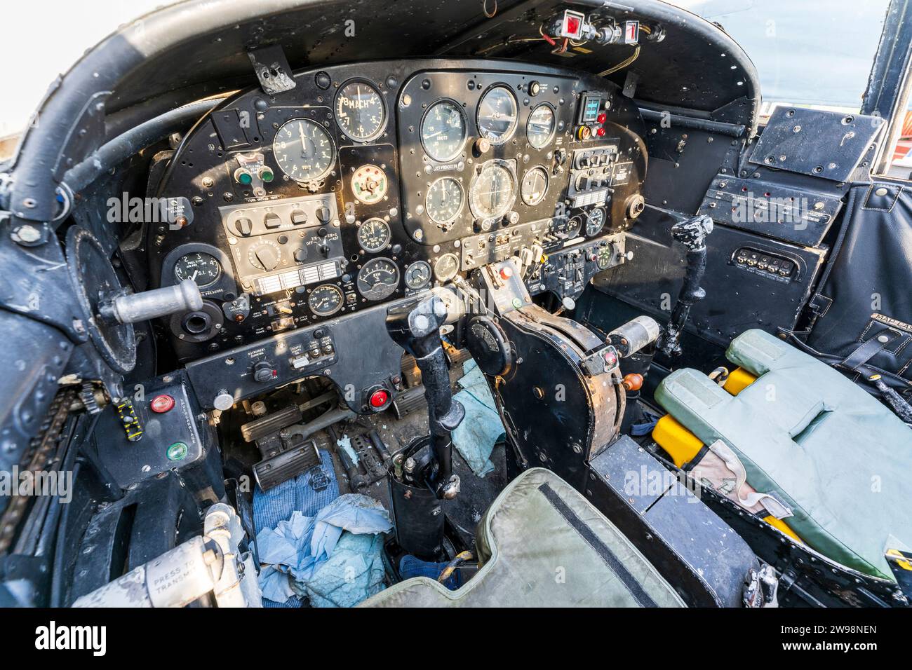 Interior, un aereo da guerra da addestramento Jet Provost RAF degli anni '1960, che mostra i sedili del pilota e del tirocinante, i comandi di volo e i bastoni di controllo Foto Stock