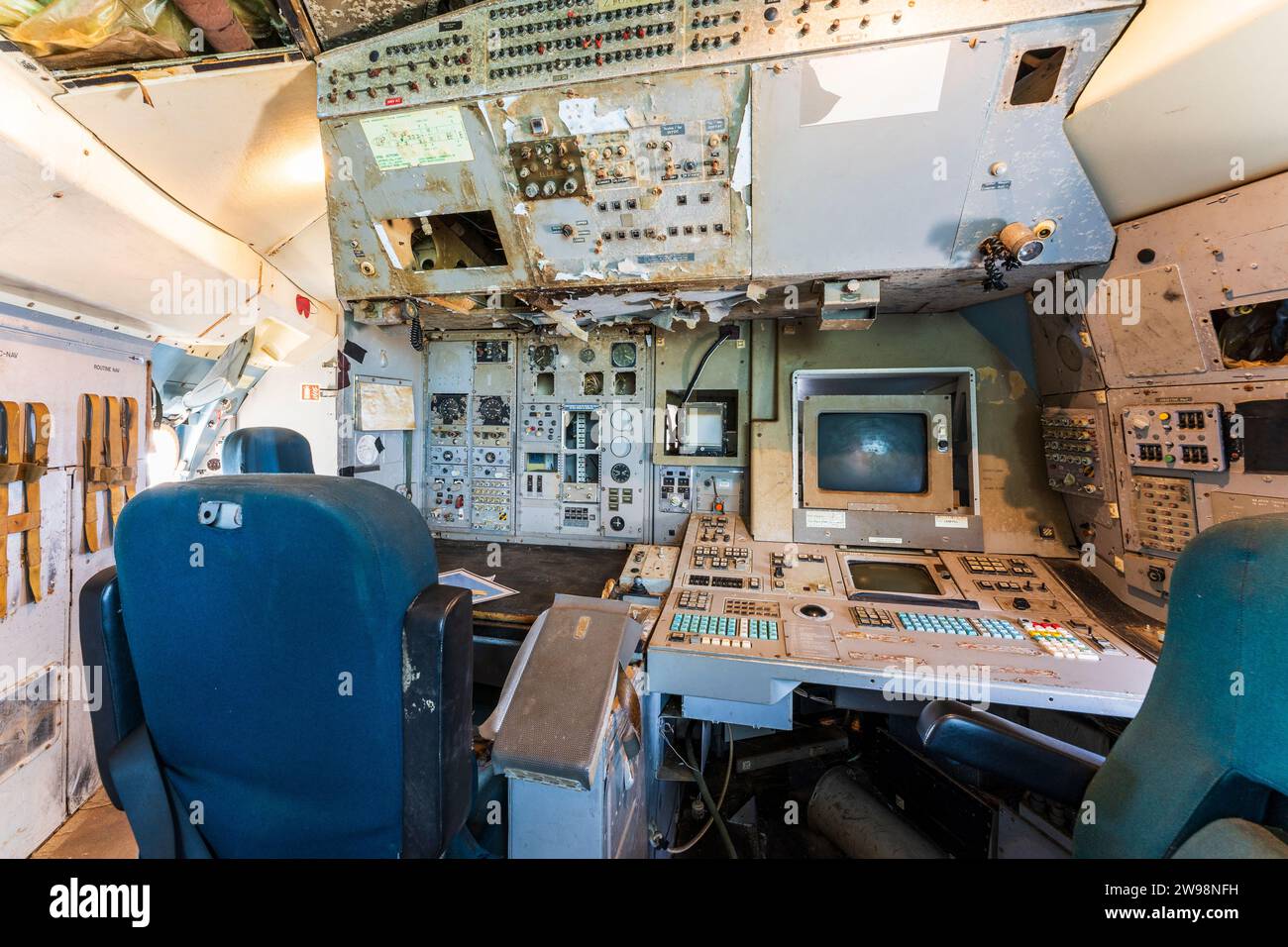Interior, un Hawker Siddeley Nimrod della RAF 1970, un aereo da pattuglia marittimo in pensione. Il radar e il compartimento di localizzazione dell’aeromobile. Foto Stock
