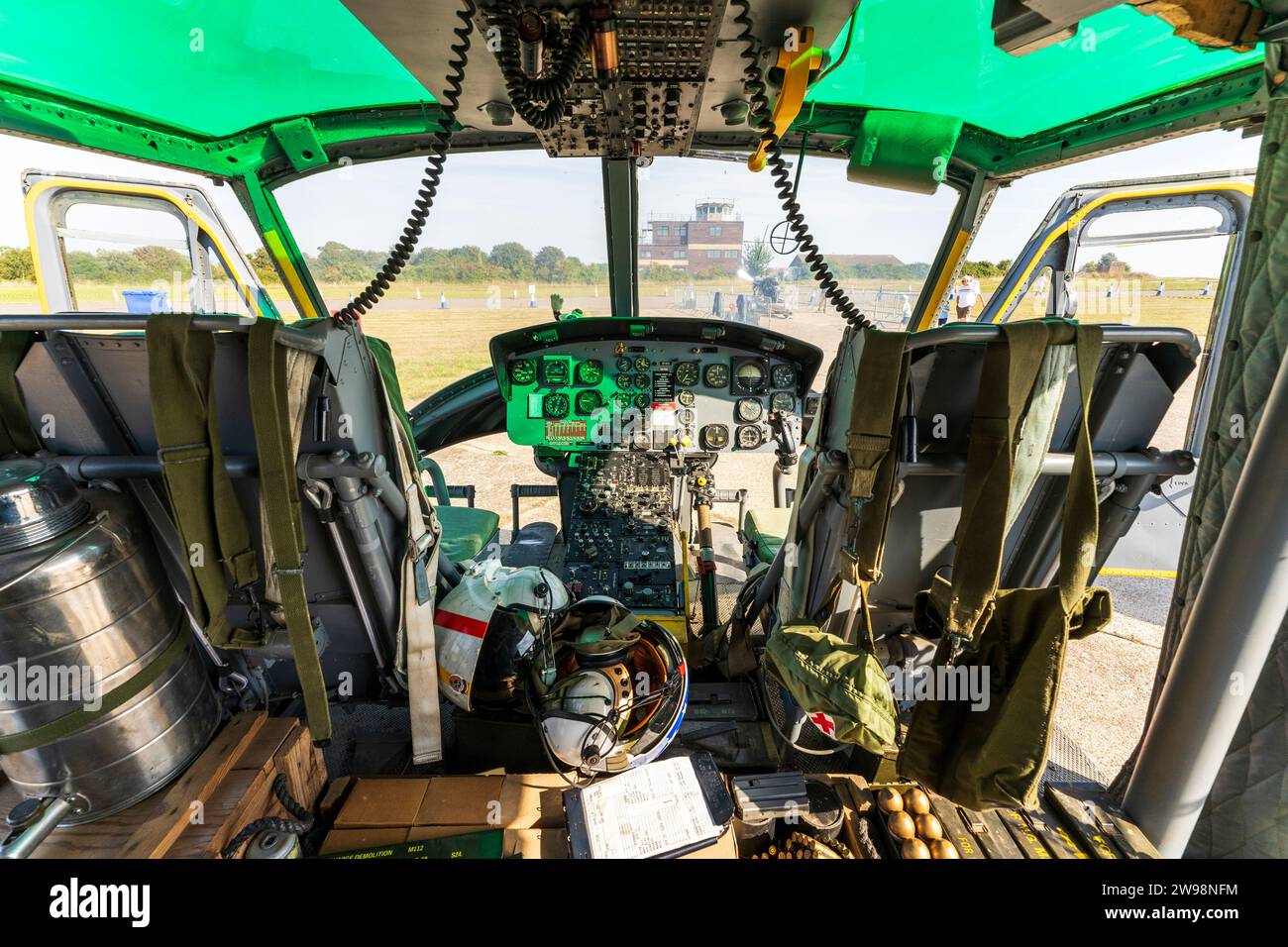Interni, Bell Huey UH1 Iroquois Helicopter, smantellamento USA degli anni '1960. Sedile pilota e copilota con comandi di volo. Munizioni davanti. Usato in Vietnam. Foto Stock