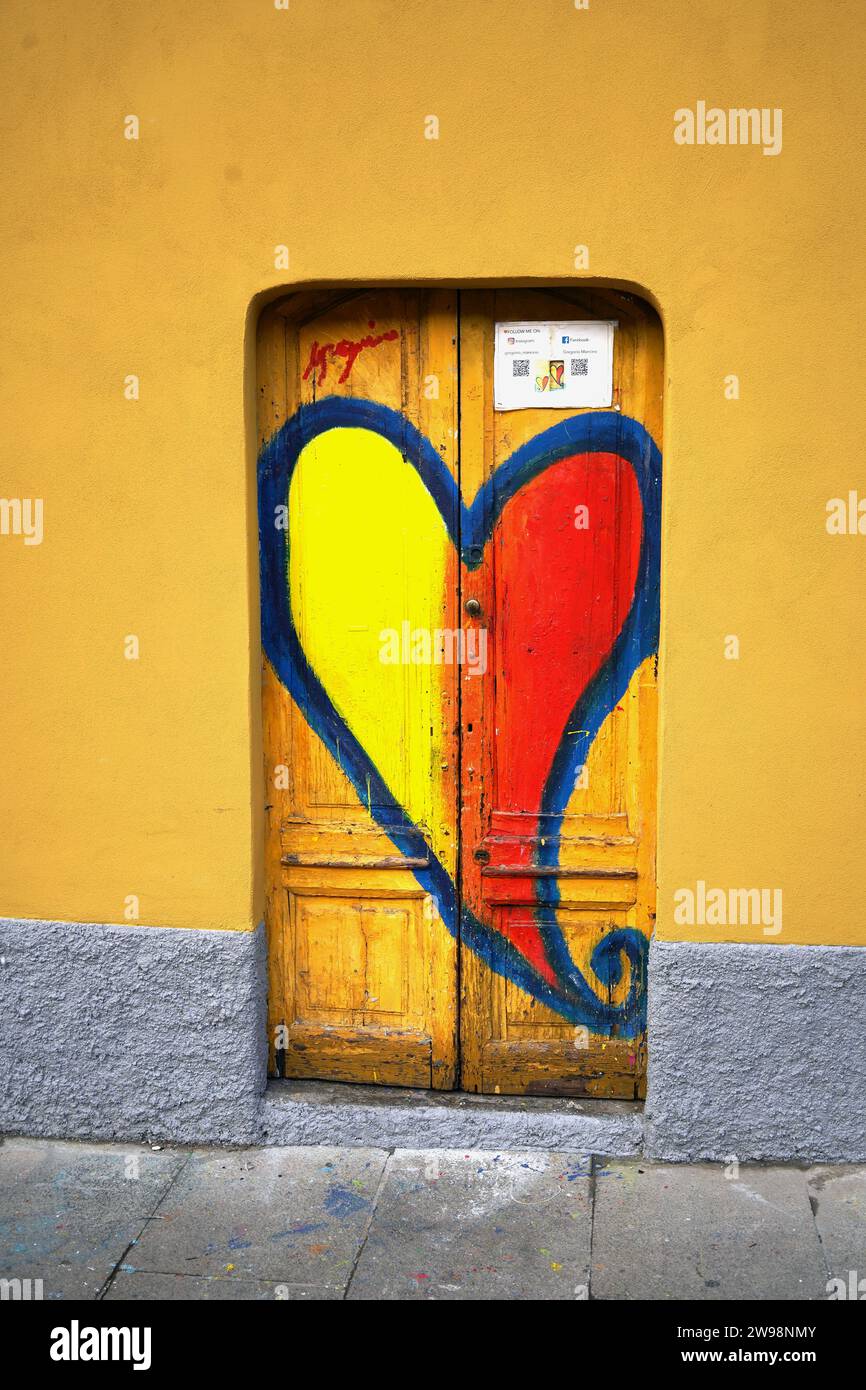 Arte murale colorata a forma di cuore a Milano, Italia Foto Stock