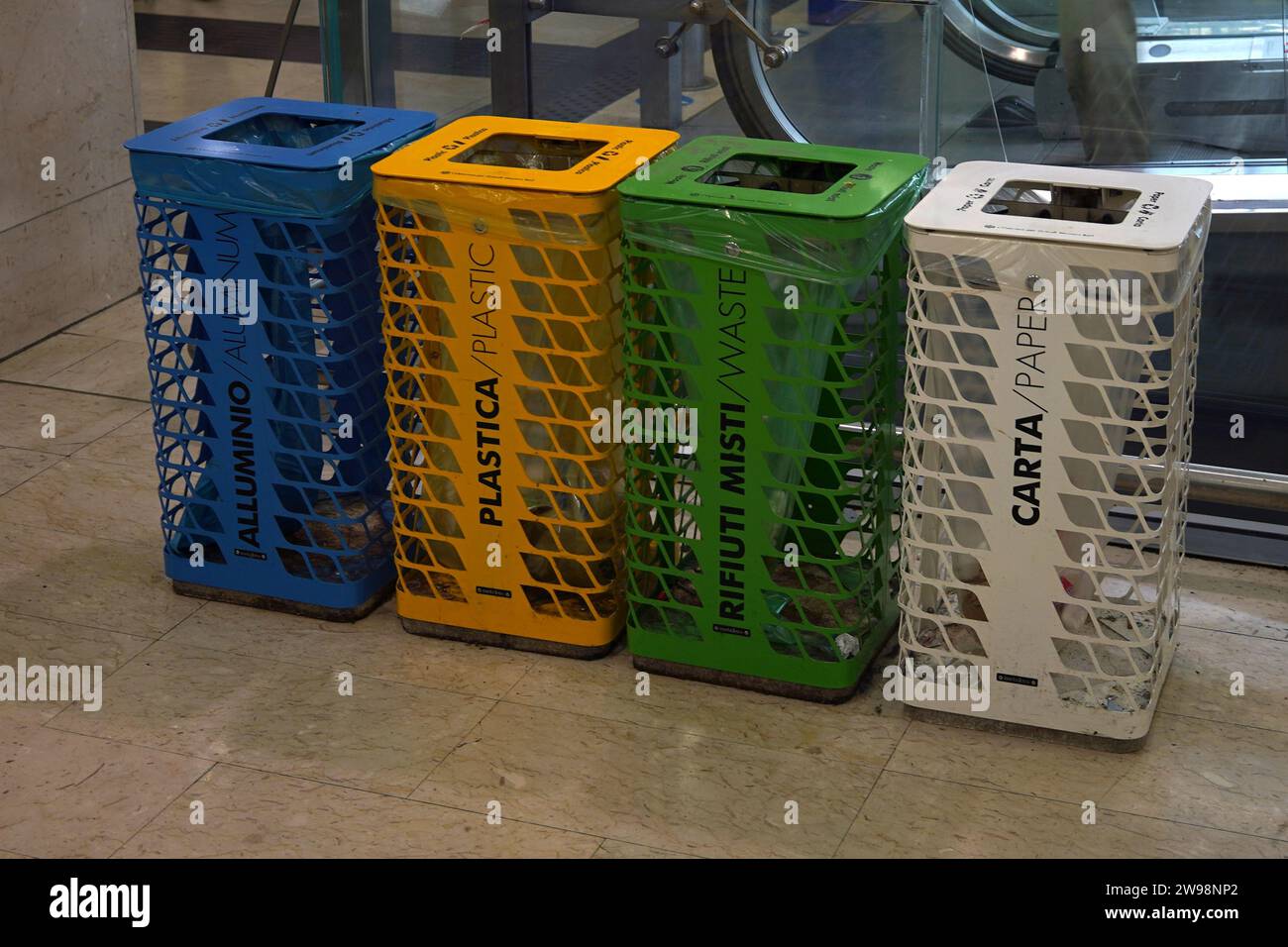 Contenitori per il riciclaggio colorati a Milano, Italia. Foto Stock