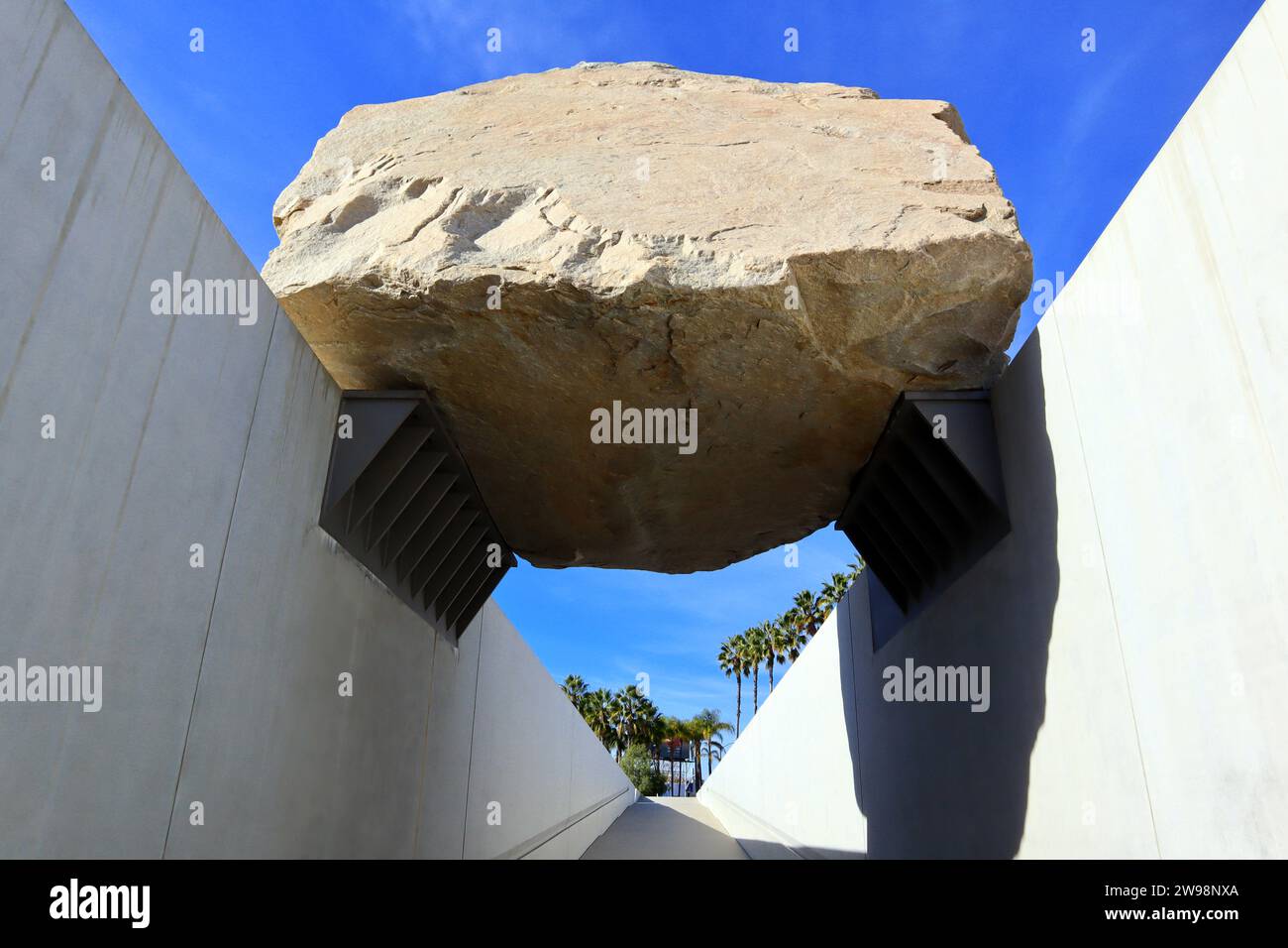 Los Angeles, California: Public Art MESSA LEVITATA una scultura di Michael Heizer al LACMA, Los Angeles County Museum of Art Foto Stock