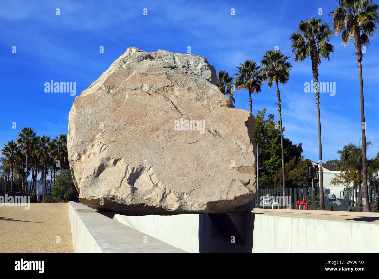 Los Angeles, California: Public Art MESSA LEVITATA una scultura di Michael Heizer al LACMA, Los Angeles County Museum of Art Foto Stock