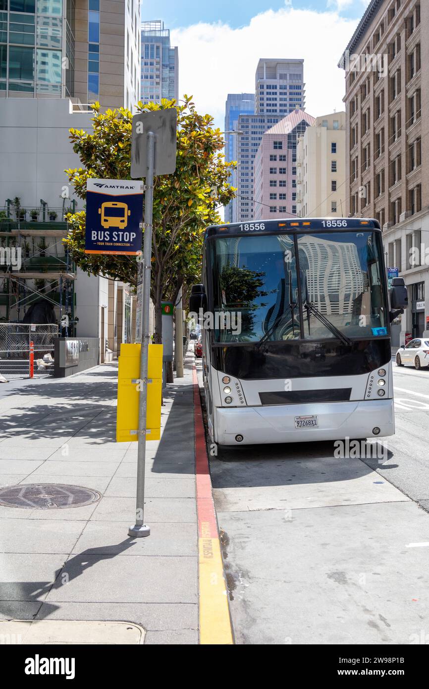 Fermata dell'autobus Amtrak Mission Street, San Francisco, che porta i passeggeri dal centro di San Fransisco a Emeryville, il California Zephyr Train, 24 giugno 2023 Foto Stock