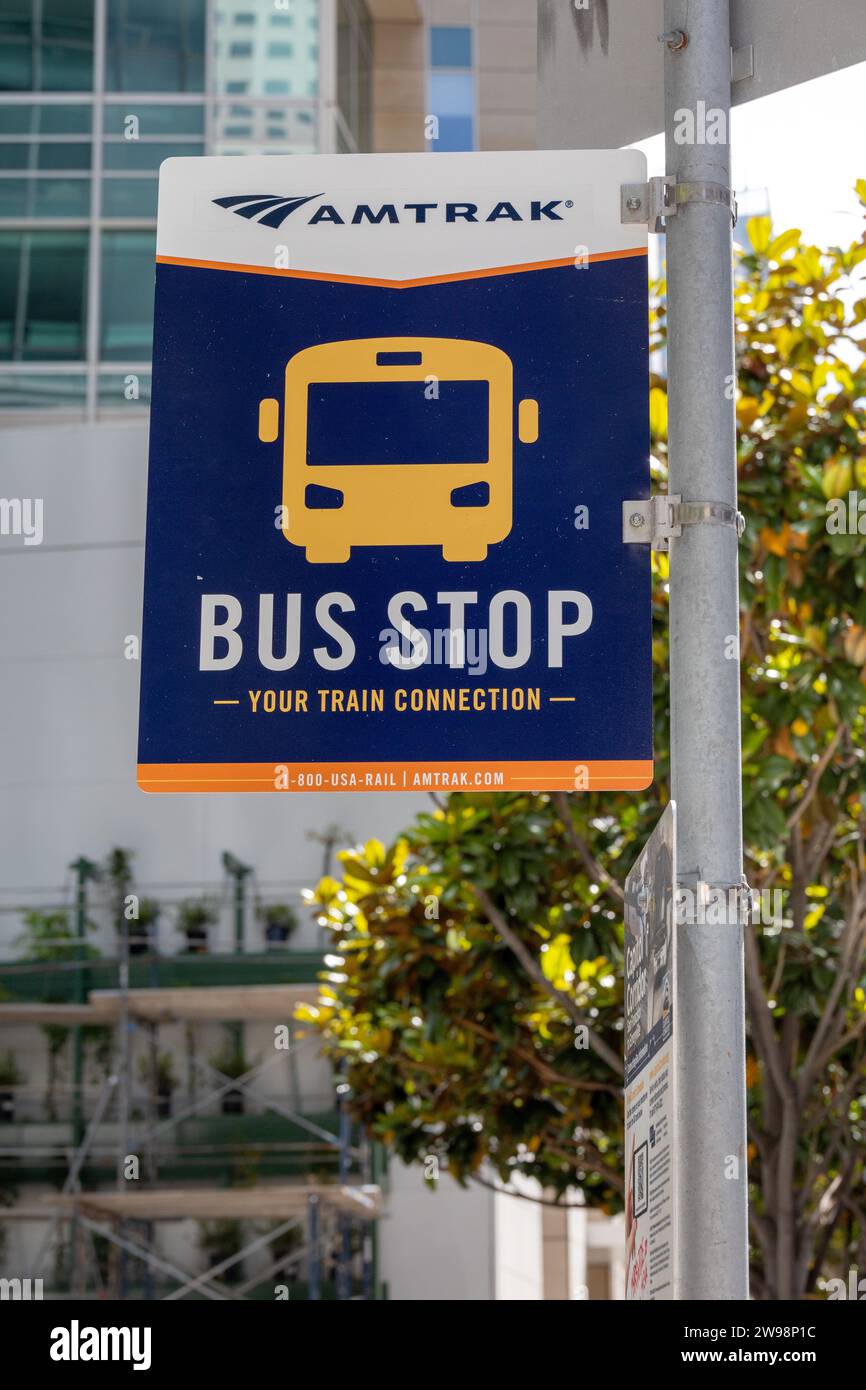 Fermata dell'autobus Amtrak Mission Street, San Francisco, che porta i passeggeri dal centro di San Fransisco a Emeryville, il California Zephyr Train, 24 giugno 2023 Foto Stock