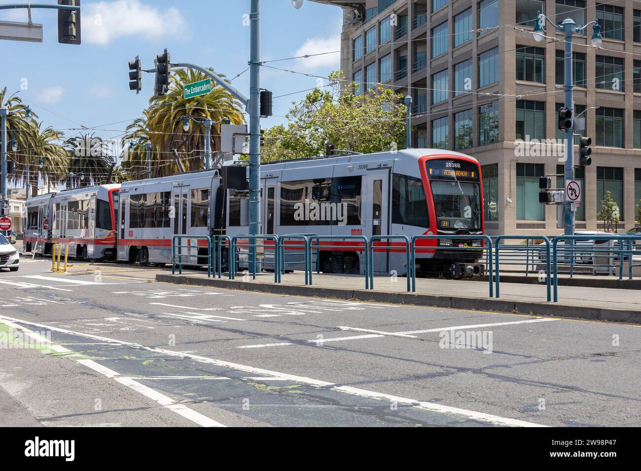 San Fransisco Modern tram Rapid Transit Light Rail System The Embarcadero, San Francisco, 24 giugno 2023 Foto Stock