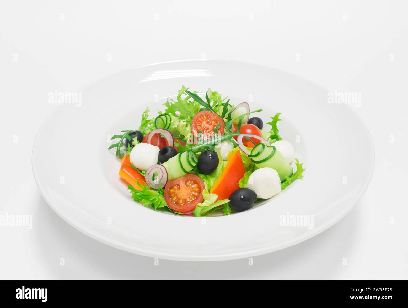Insalata greca classica. Vista dall'alto. Sfondo bianco. Concetto di alimentazione sana. Supporti misti Foto Stock