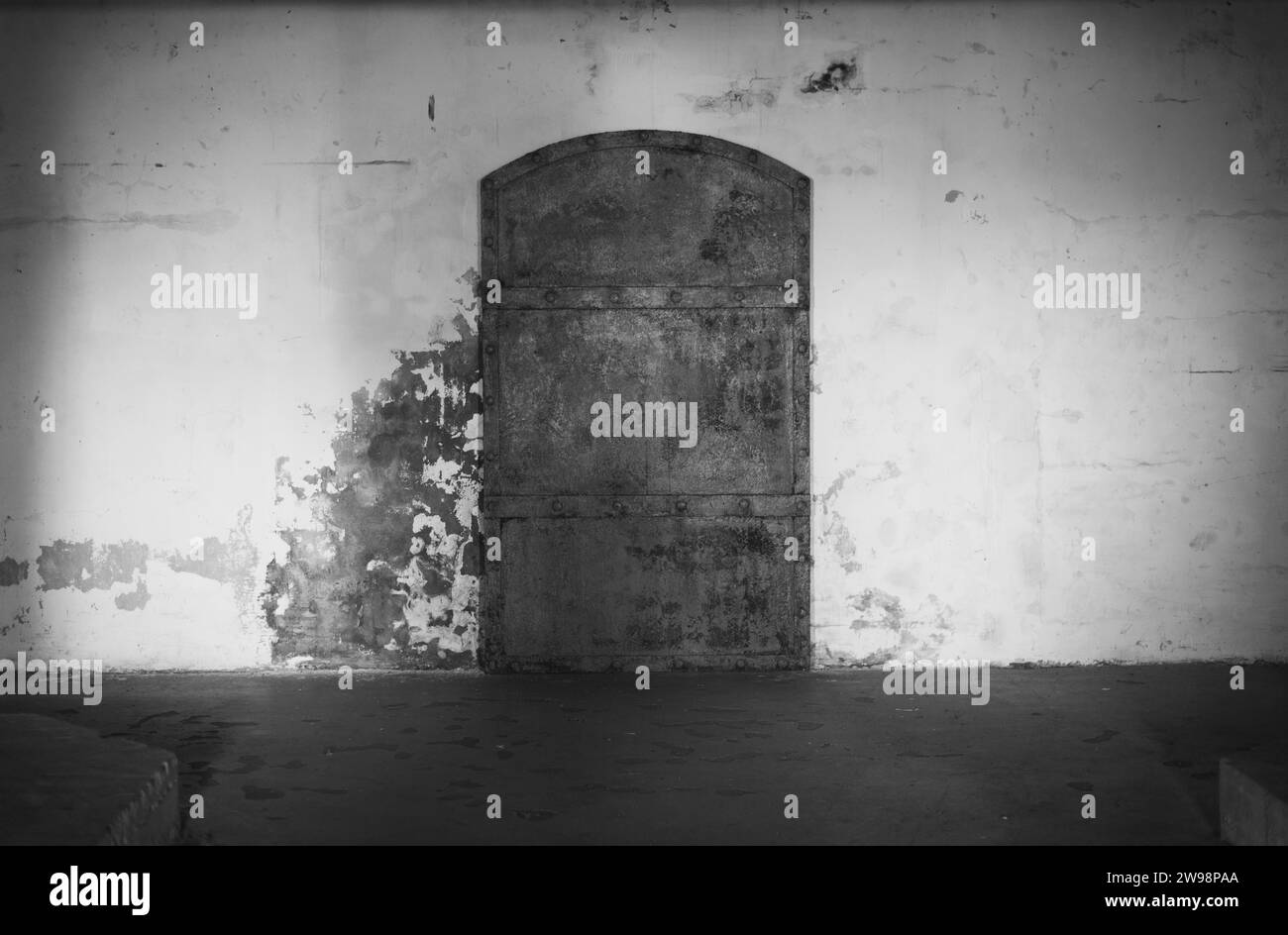 San Pietroburgo Russia 23.07.2021. Immagine di una porta di metallo a Fort Constantine, Kronstadt Foto Stock