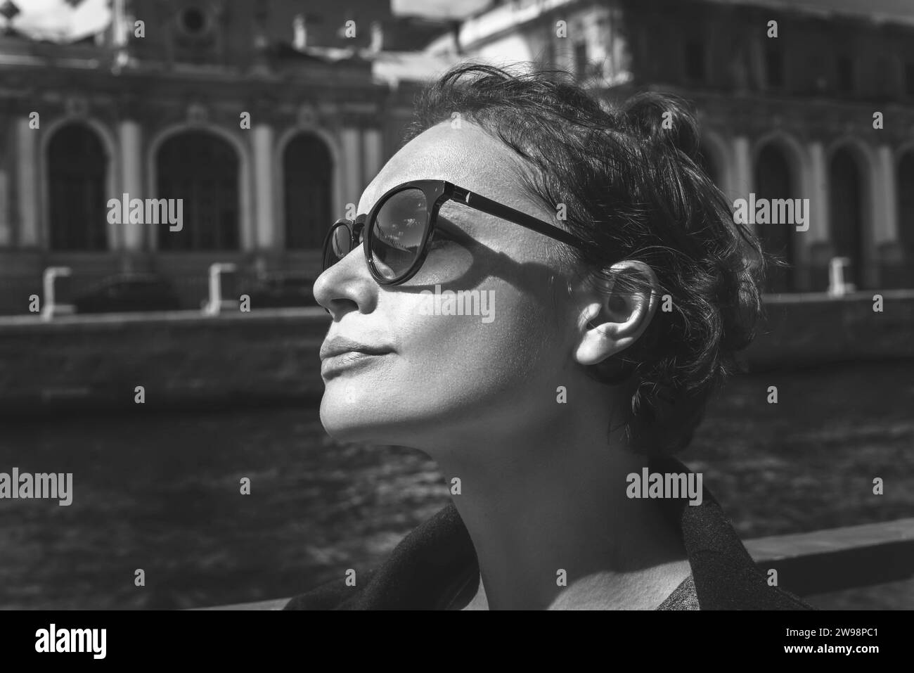 Ritratto di una donna a St. Pietroburgo durante una gita in barca. Concetto di turismo Foto Stock