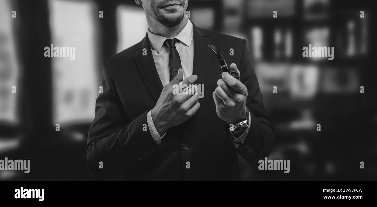 Ritratto di un uomo elegante in un completo con una pipa fumante. Concetto aziendale. Supporti misti Foto Stock