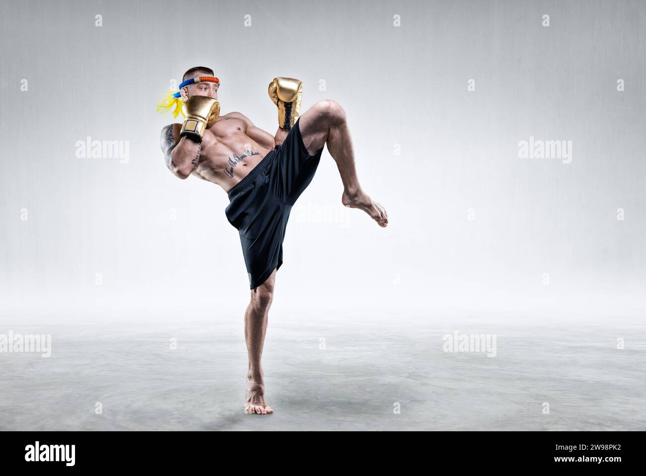 Ritratto di un pugile tailandese. Colpisce con il ginocchio. Concetto di concorsi e tornei. Supporti misti Foto Stock