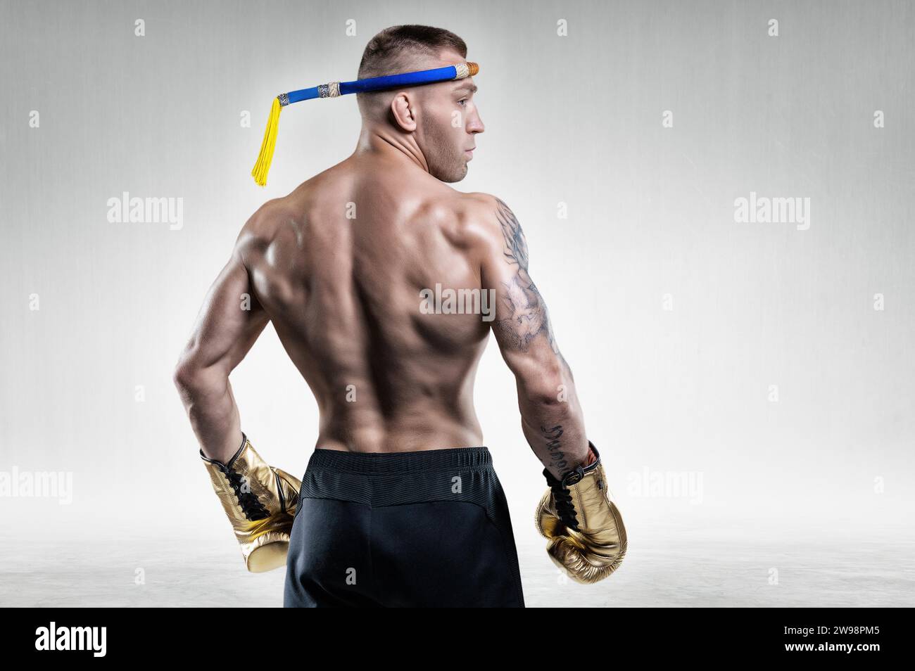Ritratto di un pugile tailandese. Vista posteriore. Concetto di arti marziali miste. Competizioni e tornei Foto Stock