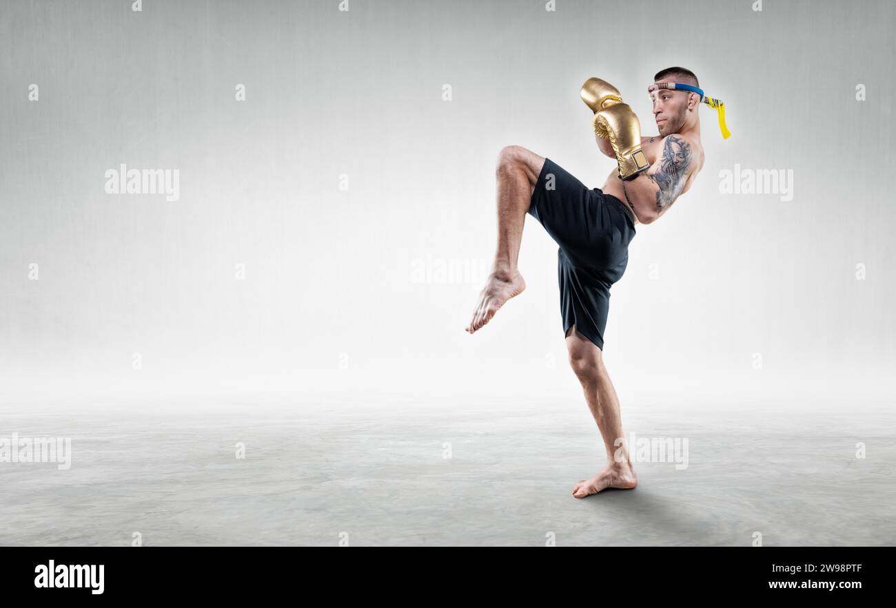 Ritratto di un pugile tailandese. Colpisce con il ginocchio. Concetto di concorsi e tornei. Supporti misti Foto Stock