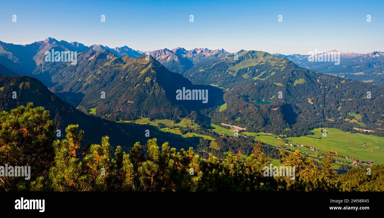 Panorama da Schattenberg, 1692 m, fino all'Himmelschrofen, 1790 m, Fellhorn, 2038 m, Soellereck, 1706 m, Freibergsee, Allgaeu, Baviera, Germania Foto Stock