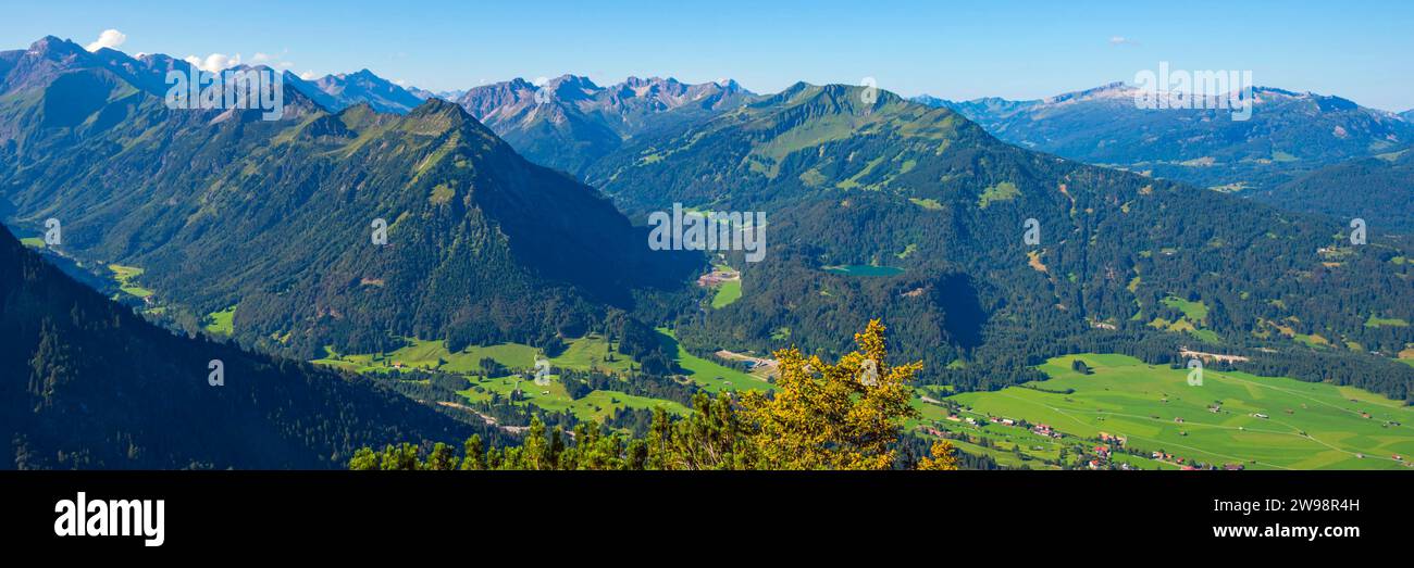Panorama da Schattenberg, 1692 m, fino all'Himmelschrofen, 1790 m, Fellhorn, 2038 m, Soellereck, 1706 m, Freibergsee, Allgaeu, Baviera, Germania Foto Stock