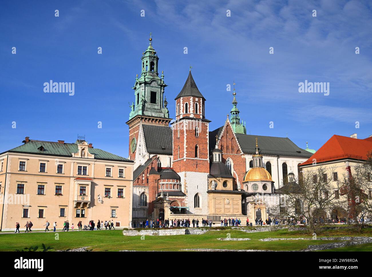 Cracovia, Polonia - 29 ottobre 2022: Gente vicino al Castello reale di Wawel a Cracovia. Foto Stock