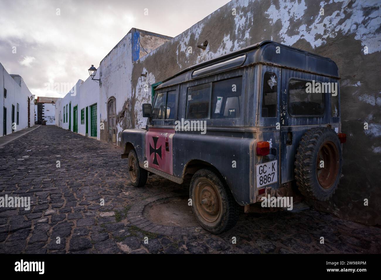 Land Rover serie III a passo corto per le strade del centro storico del villaggio di Teguise. Foto Stock