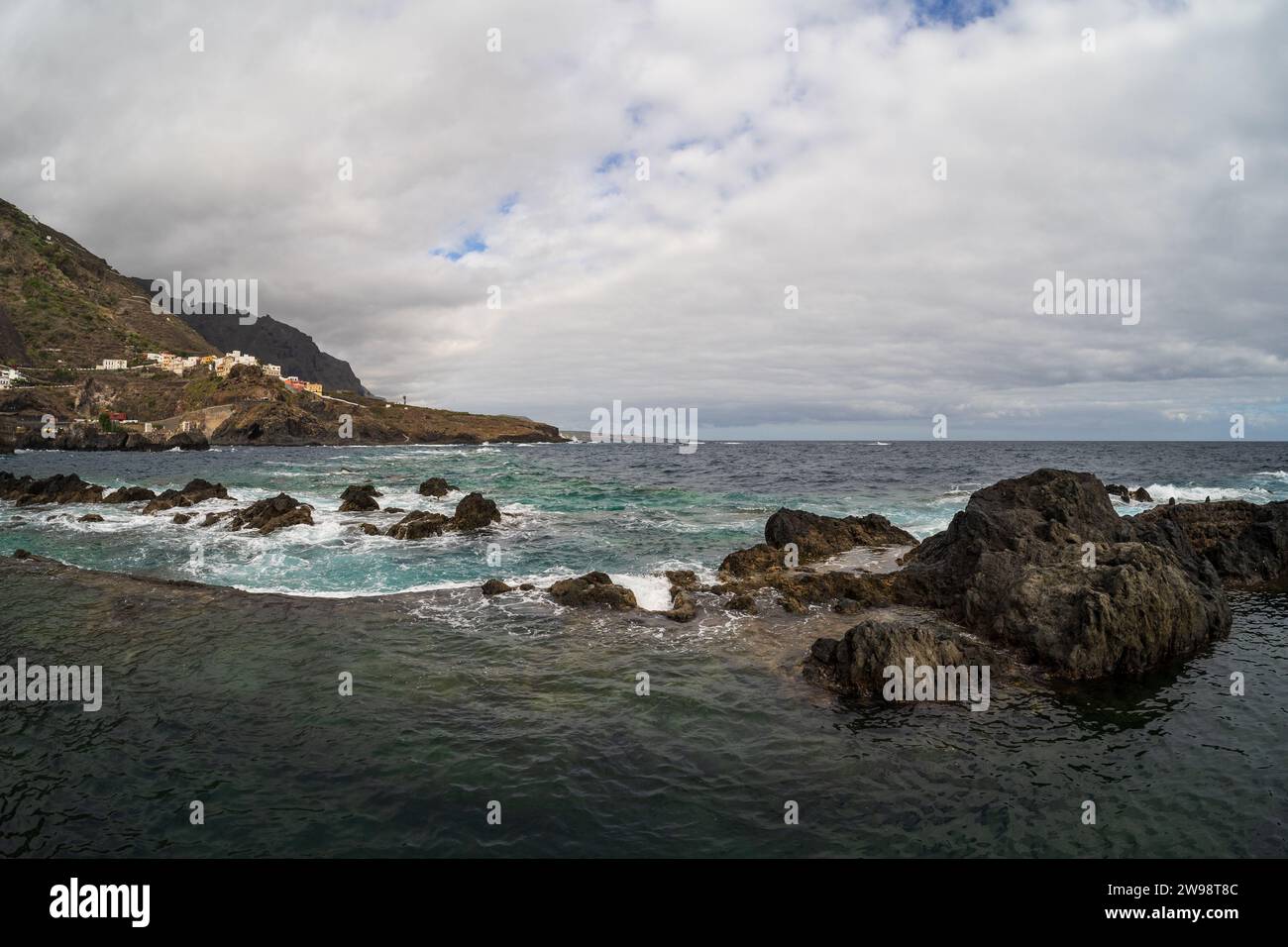 La costa rocciosa e le piscine naturali di El Caleton. Garachico. Tenerife. Isole Canarie. Spagna. Foto Stock