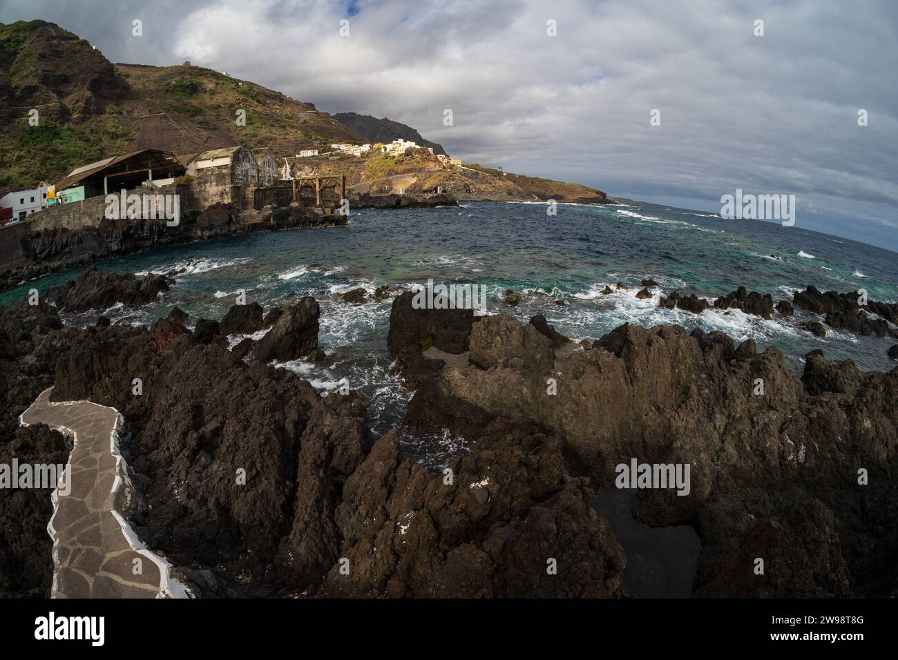 La costa rocciosa e le piscine naturali di El Caleton. Garachico. Tenerife. Isole Canarie. Spagna. Obiettivo fisheye. Foto Stock