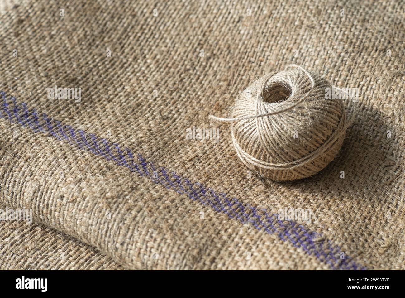 Rotolo di corda di iuta e tessuto hessian naturale. Foto Stock