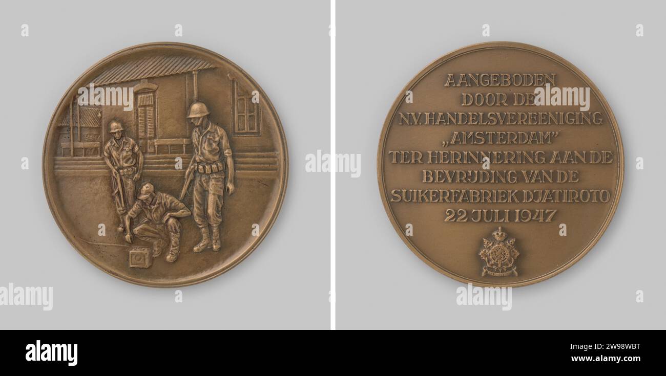 Liberazione dello zuccherificio Djatiroto 22 luglio 1947, Jaap Gutterswijk, medaglia 1990. Copia medaglia di bronzo. Fronte: Tre Marines, la parte anteriore è occupata da una batteria. Le altre due figure sono, con la pistola in attacco, vicino alla prima. Sullo sfondo l'edificio amministrativo dello zuccherificio. Questa performance è derivata da un dipinto che rappresenta il momento in cui un gruppo di Marines è arrivato in tempo per proteggere la fabbrica per essere fatto saltare in aria dai combattenti indonesiani. Rovescio: Iscrizione comprendente il Corpsemblem der Marines. In scatola. Zoetermeer bronzo (metallo) che colpisce (lavorazione dei metalli) Jatiroto. Foto Stock