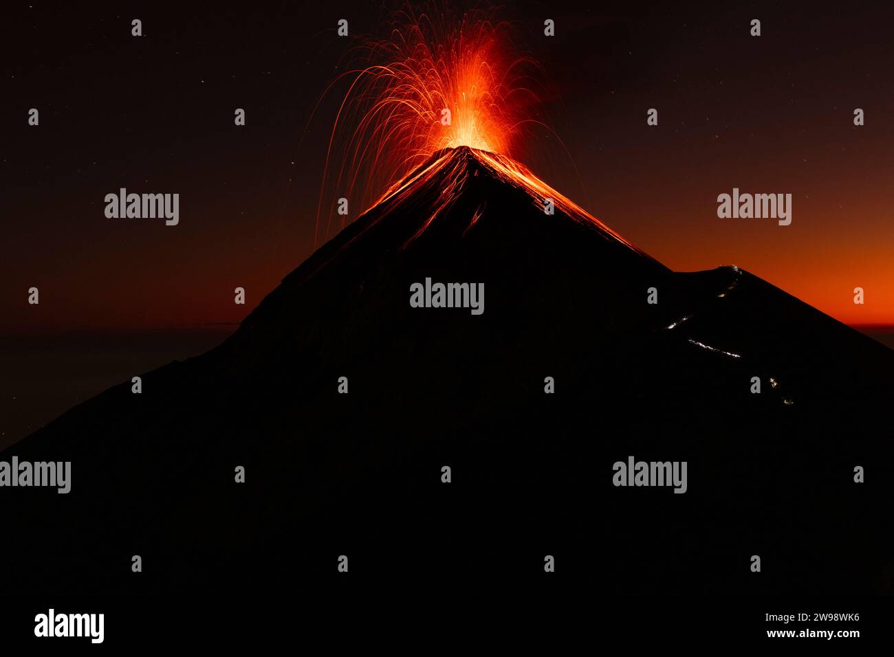 Volcan De Fuego in eruzione al tramonto Foto Stock