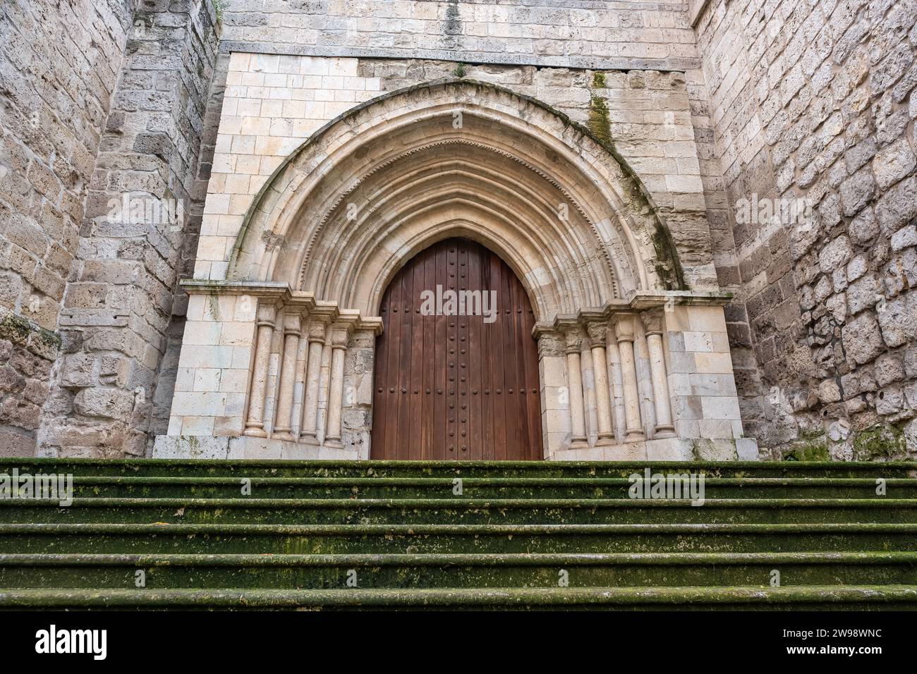 Porta medievale nel centro storico della città monumentale di Valladolid, Castiglia Leon. Foto Stock