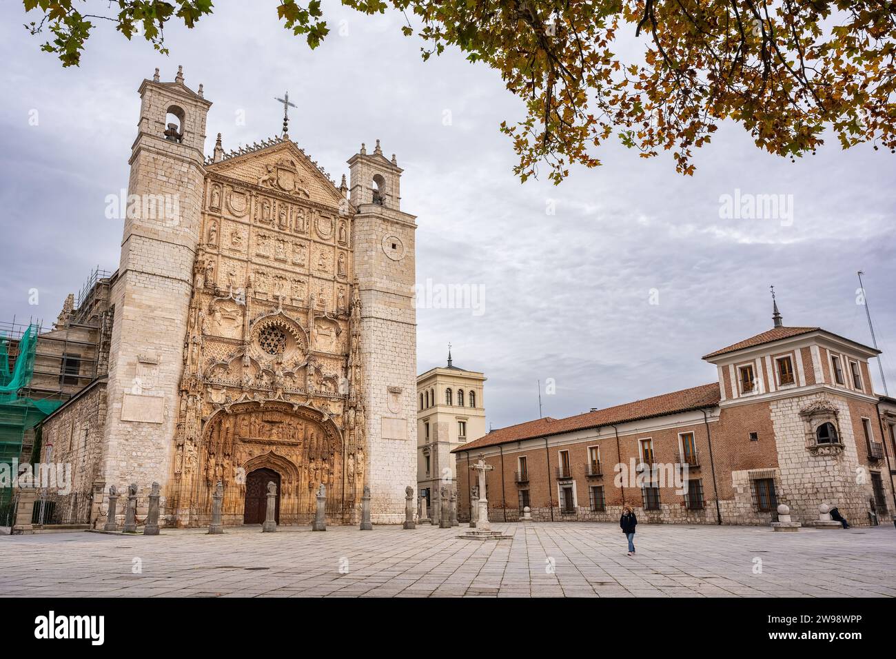 Esplanade della città di Valladolid con la monumentale chiesa di San Pablo, Castilla Leon. Foto Stock