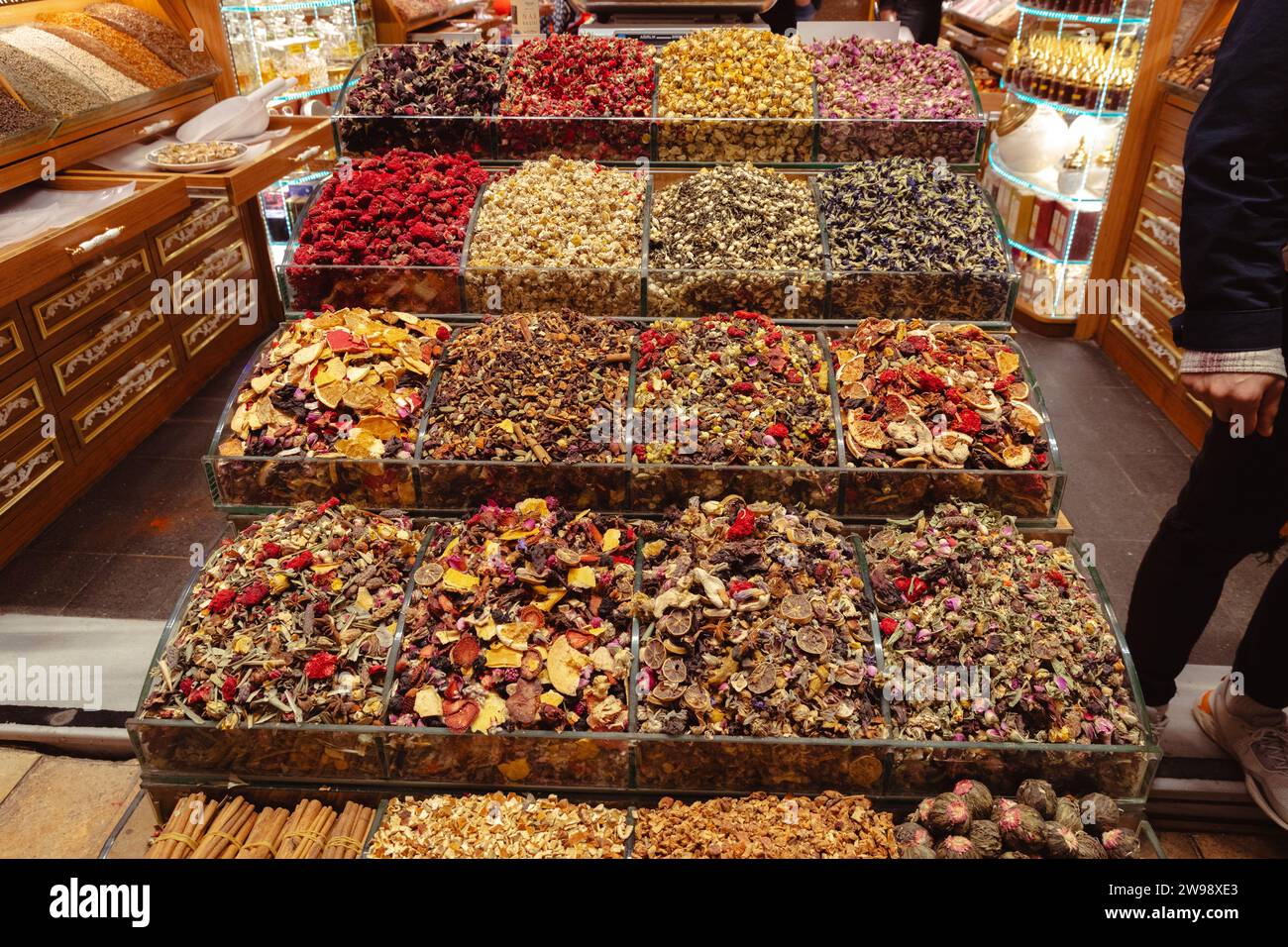 Varietà di assortimenti di tè alle erbe secche nel Bazaar delle spezie (bazar egiziano - Mısır Çarşısı) a Istanbul, Turchia, costruito nel 1660 Foto Stock