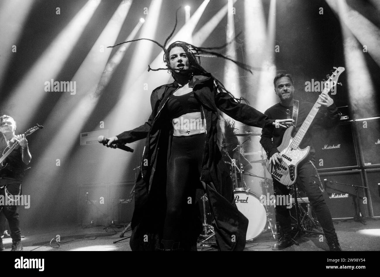 Dimitra Panariti di Meden Agan si esibisce al Fuzz Live Music Club, Atene / Grecia, dicembre 2023 Foto Stock