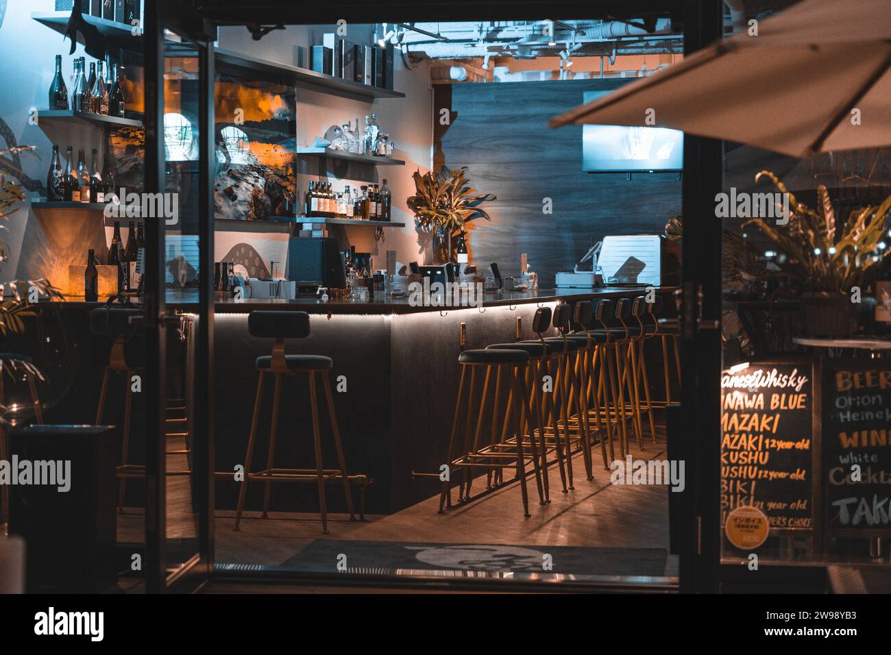 Un interno di un bar locale a Okinawa, in Giappone Foto Stock