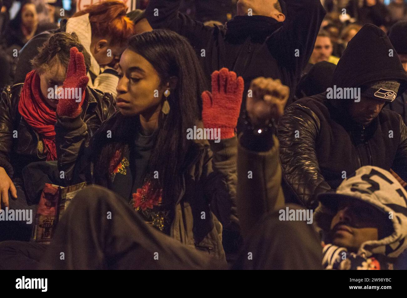 Un gruppo di dimostranti energici provenienti da contesti diversi si è riunito a Seattle per manifestare solidarietà nella lotta per la giustizia Foto Stock