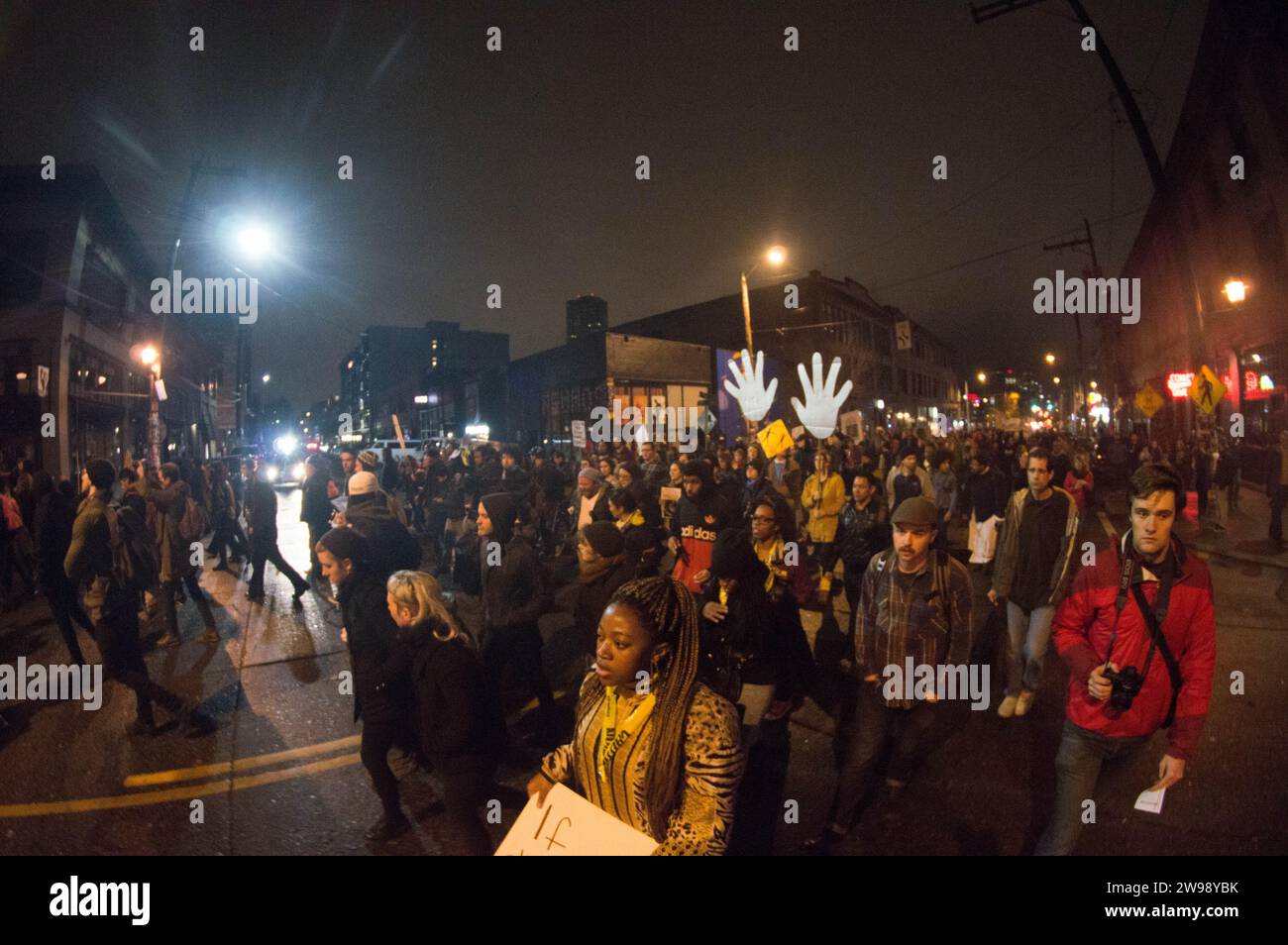 Un gruppo di dimostranti energici provenienti da contesti diversi si è riunito a Seattle per manifestare solidarietà nella lotta per la giustizia Foto Stock