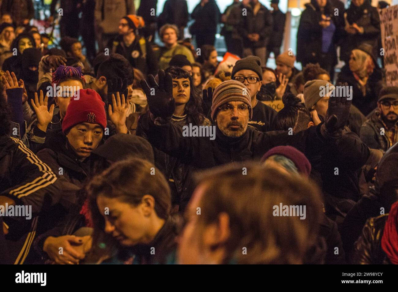 Un gruppo di dimostranti energici provenienti da contesti diversi si è riunito a Seattle per manifestare solidarietà nella lotta per la giustizia Foto Stock