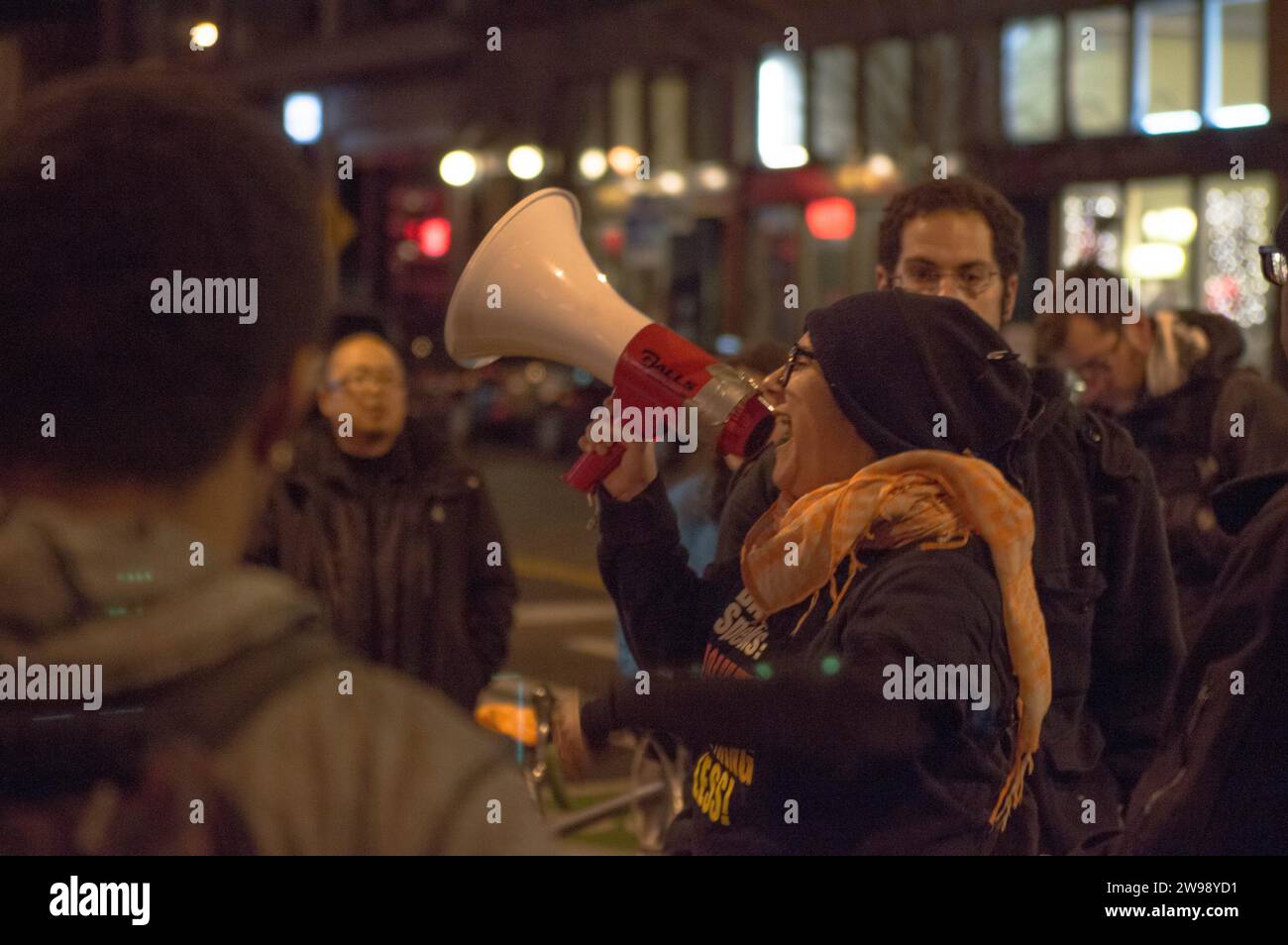 Un gruppo di dimostranti energici provenienti da contesti diversi si è riunito a Seattle per manifestare solidarietà nella lotta per la giustizia Foto Stock