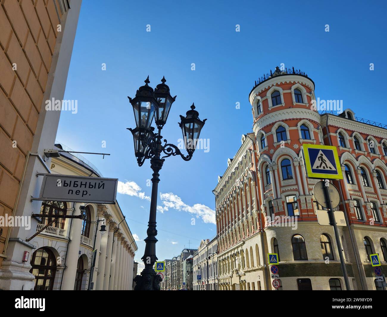 Un gruppo di persone cammina per le strade di Praga, Repubblica Ceca, in una giornata di sole Foto Stock