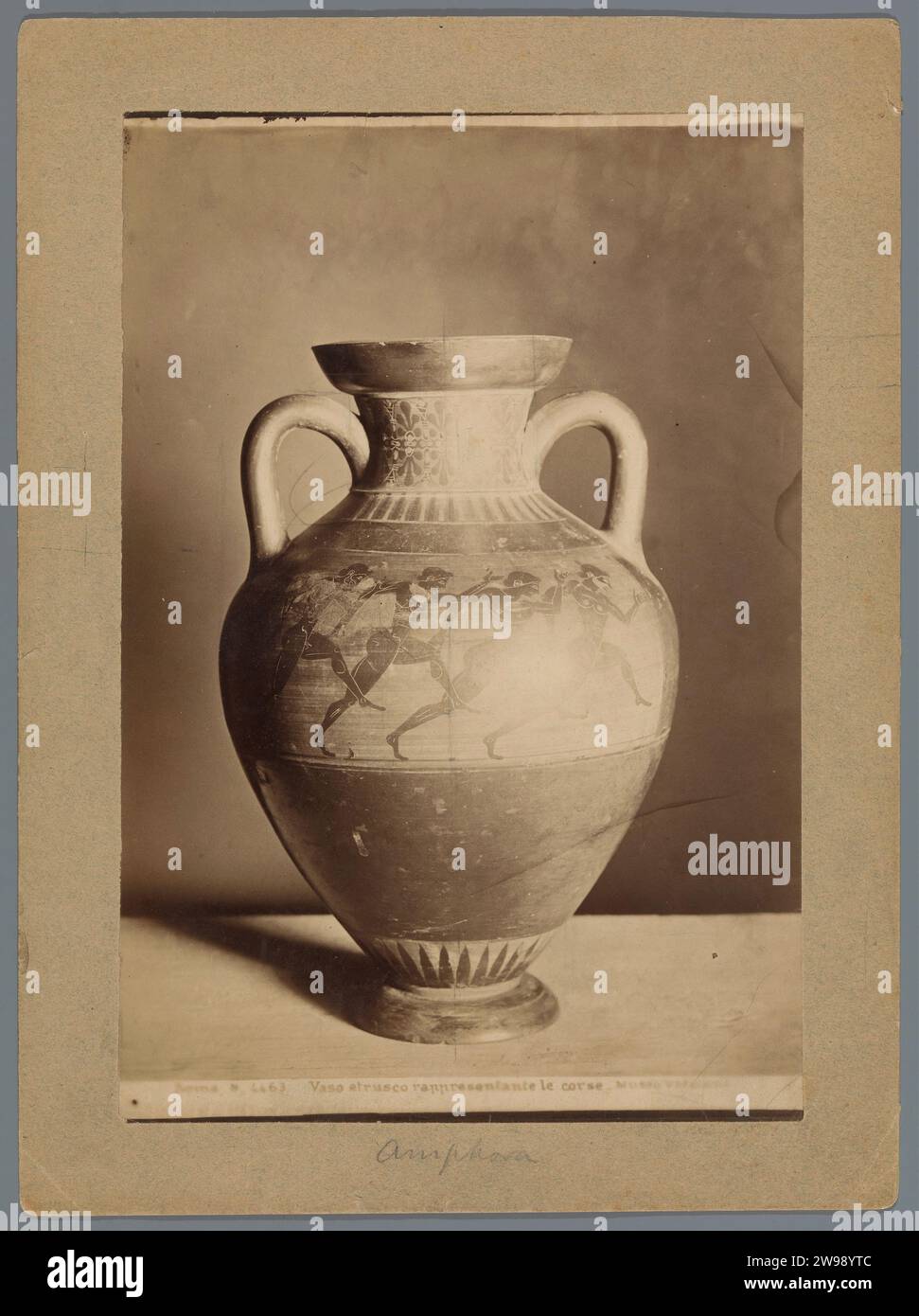 Vaso etrusco decorato con uomini in corsa, c. 1875 - c. 1900 Fotografia Europa cartone. Supporto fotografico contenitore di stampa albume in pietra: Vaso in pietra Italia Foto Stock