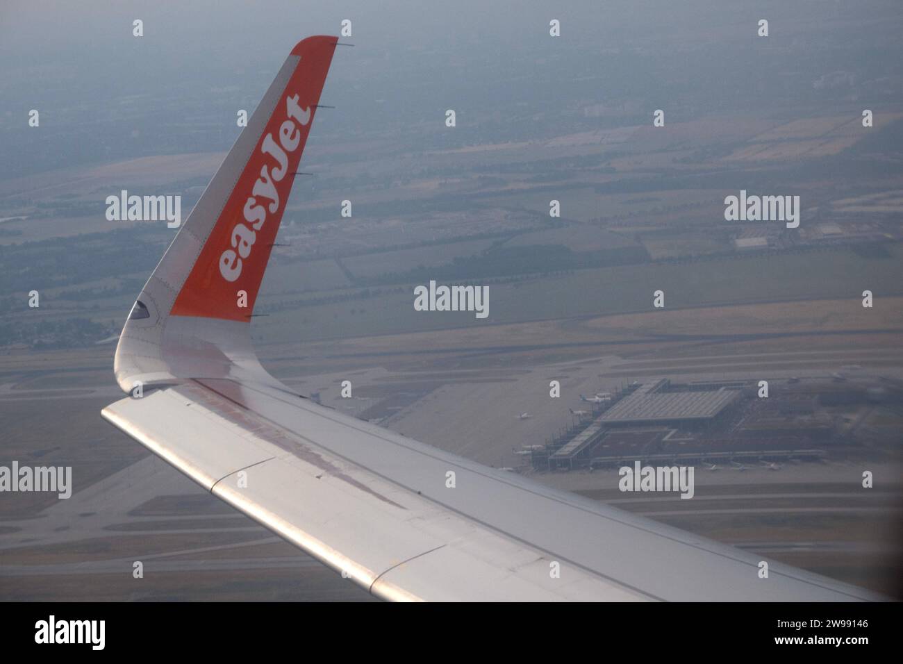 19.06.2023, Schoenefeld, Brandeburgo, GER - Winglet an der Tragflaeche eines Flugzeugs der easyJet. Compagnia aerea, aussen, Aussenaufnahme, BER, Brandeburgo, deutsch, Deutschland, easyjet, Europa, europaeisch, Flieger, Flughafen, Flughafen Berlin-Brandenburg International, Flugzeug, im Flug, in der Luft, Jahreszeit, Luftbild, Luftbildaufnahme, Luftfahrt, Luftverkehr, Passagierflugzeug, Passagiermaschine, QF, Querformat, Schoenefeld, Schriftzug, Sommer, Symbol, Symbolfoto, Symbolik, symbolisch, Tourismus, Tragflaeche, Transport, Urlaub, Verkehr, Verkehrsflugzeug, Verkehrsmaschine, Westeuropa, Winglet, Foto Stock