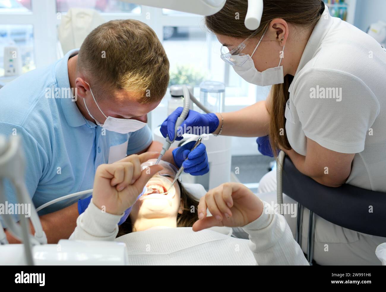Attrezzo per l'estrazione del dente del paziente per la procedura di estrazione delle ganasce da parte dell'odontoiatra. Ultra alta definizione. UltraHD, Foto Stock